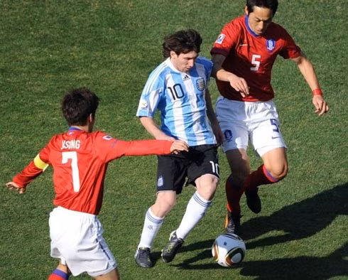 Argentina sẽ còn mạnh hơn nữa một khi Messi tìm được cảm hứng ghi bàn. Ảnh: AFP.