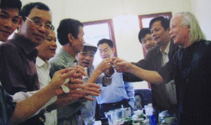 Nhà thơ Duy Thảo và bạn văn chương.
