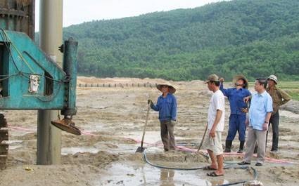 Kiểm tra tiến độ thi công dự án đường nối cảng Vũng Áng với Khu liên hợp luyện cán thép Formosa.