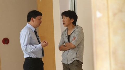 Trước khi đón các học trò đến hội quân, HLV Miura đã có những trao đổi với Tổng thư ký VFF Lê Hoài Anh về kế hoạch tập luyện sắp tới