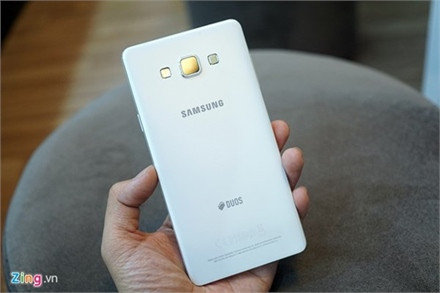 Hai khay SIM đều được bố trí bên cạnh phải. Tuy có độ mỏng ấn tượng, nhưng Galaxy A7 vẫn giữ được cổng âm thanh 3,5 mm. Máy có camera sau 13 MP và camera trước 5 MP. Cảm giác cầm trên tay Galaxy A7 khá giống với Galaxy Note 4 nhưng máy nhẹ và mỏng hơn.