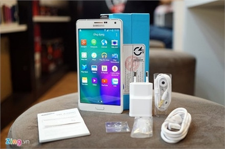 Các phụ kiện đi kèm máy. Model này sở hữu màn hình 5,5 inch Super AMOLED, độ phân giải Full HD và được phủ lớp kính cường lực Corning Gorilla Glass 4. Máy có độ mỏng chỉ 6,3 mm. Thiết kế của model này tương tự với Galaxy A5 và A3 ra mắt trước đó với bốn cạnh được làm phẳng.