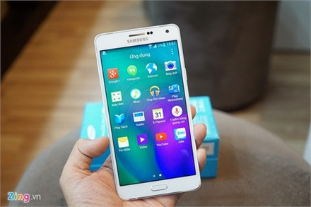 Các phụ kiện đi kèm máy. Model này sở hữu màn hình 5,5 inch Super AMOLED, độ phân giải Full HD và được phủ lớp kính cường lực Corning Gorilla Glass 4. Máy có độ mỏng chỉ 6,3 mm. Thiết kế của model này tương tự với Galaxy A5 và A3 ra mắt trước đó với bốn cạnh được làm phẳng.