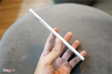 Các phụ kiện đi kèm máy. Model này sở hữu màn hình 5,5 inch Super AMOLED, độ phân giải Full HD và được phủ lớp kính cường lực Corning Gorilla Glass 4. Máy có độ mỏng chỉ 6,3 mm. Thiết kế của model này tương tự với Galaxy A5 và A3 ra mắt trước đó với bốn cạnh được làm phẳng.