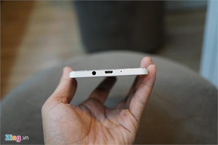 Hai khay SIM đều được bố trí bên cạnh phải. Tuy có độ mỏng ấn tượng, nhưng Galaxy A7 vẫn giữ được cổng âm thanh 3,5 mm. Máy có camera sau 13 MP và camera trước 5 MP. Cảm giác cầm trên tay Galaxy A7 khá giống với Galaxy Note 4 nhưng máy nhẹ và mỏng hơn.