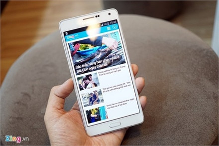 Máy dùng chip Qualcomm Snapdragon 615 (bốn nhân 1.5 Cortex-A53 GHz và 4 nhân 1.0 Cortex-A7 GHz), RAM 2 GB, bộ nhớ trong 16 GB (có thể gắn thêm thẻ nhớ). Camera trước 5 MP có tích hợp chế độ chụp ảnh selfie. Model này hỗ trợ mạng LTE Cat 4 cùng các kết nối như NFC, Bluetooth,...Dung lượng pin 2.600 mAh.