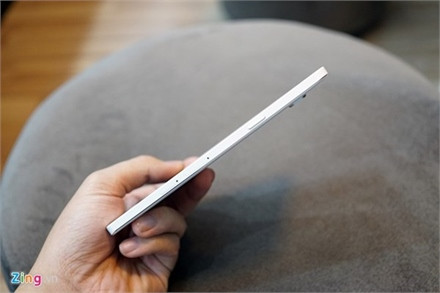 Hai khay SIM đều được bố trí bên cạnh phải. Tuy có độ mỏng ấn tượng, nhưng Galaxy A7 vẫn giữ được cổng âm thanh 3,5 mm. Máy có camera sau 13 MP và camera trước 5 MP. Cảm giác cầm trên tay Galaxy A7 khá giống với Galaxy Note 4 nhưng máy nhẹ và mỏng hơn.