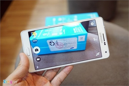 Máy dùng chip Qualcomm Snapdragon 615 (bốn nhân 1.5 Cortex-A53 GHz và 4 nhân 1.0 Cortex-A7 GHz), RAM 2 GB, bộ nhớ trong 16 GB (có thể gắn thêm thẻ nhớ). Camera trước 5 MP có tích hợp chế độ chụp ảnh selfie. Model này hỗ trợ mạng LTE Cat 4 cùng các kết nối như NFC, Bluetooth,...Dung lượng pin 2.600 mAh.