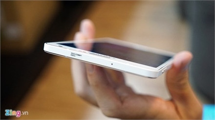 Các phụ kiện đi kèm máy. Model này sở hữu màn hình 5,5 inch Super AMOLED, độ phân giải Full HD và được phủ lớp kính cường lực Corning Gorilla Glass 4. Máy có độ mỏng chỉ 6,3 mm. Thiết kế của model này tương tự với Galaxy A5 và A3 ra mắt trước đó với bốn cạnh được làm phẳng.