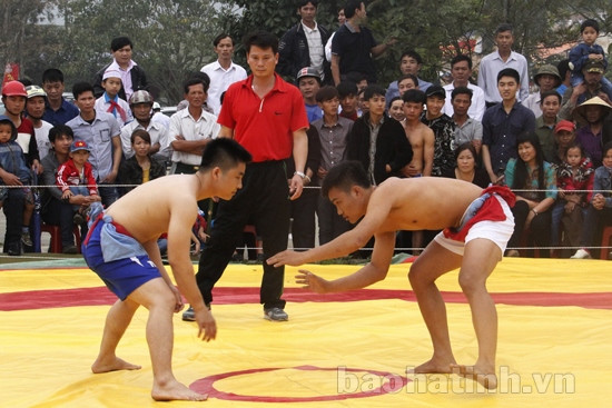 Giải Vật toàn tỉnh thu hút hơn 70 đô vật thuộc 12 địa phương trong toàn tỉnh tham gia với 7 hạng cân. BTC trao huy chương cho các đội đạt giải