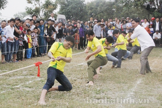 Giải thi kéo co thu hút 23 đội nam trên địa bàn huyện