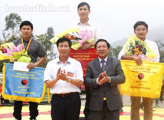 Giải Vật toàn tỉnh thu hút hơn 70 đô vật thuộc 12 địa phương trong toàn tỉnh tham gia với 7 hạng cân. BTC trao huy chương cho các đội đạt giải