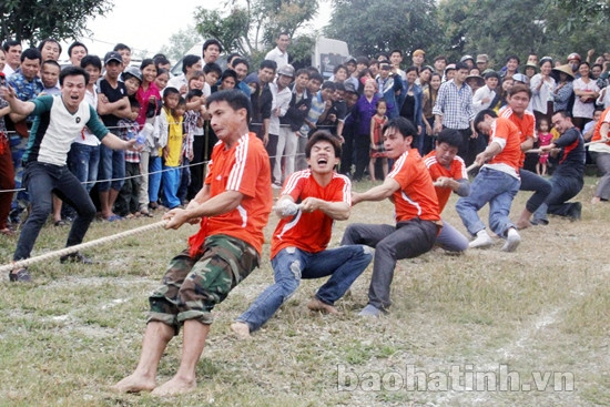 Giải thi kéo co thu hút 23 đội nam trên địa bàn huyện