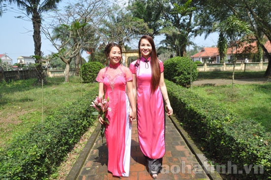 Khu di tích Nguyễn Du thu hút khá đông bạn trẻ đến tham quan, dâng hương dịp đầu năm mới