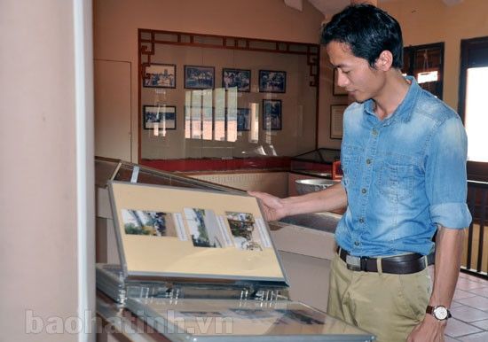 Du khách tham quan phòng truyền thống