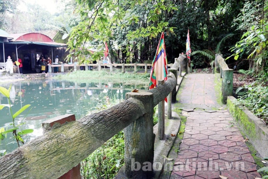 Đầu năm Ất Mùi, với quan niệm “đầu năm tìm nơi thanh tịnh”, “đầu năm gửi lễ”, người dân đã tấp nập đổ về Miếu Ao...