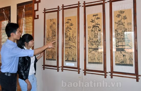 Du khách tham quan phòng truyền thống Du khách tham quan phòng truyền thống