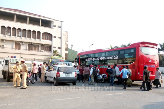 Nhà xe giải quyết mâu thuẫn bằng mã tấu như... phim hành động! ảnh 1