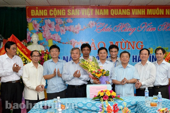 Lãnh đạo tỉnh chúc mừng ngành Y tế nhân Ngày Thầy thuốc Việt Nam ảnh 1