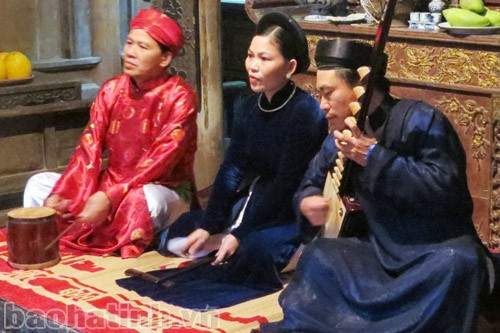 CLB Ca trù Cổ Đạm biểu diễn trong chương trình giới thiệu văn hóa các vùng miền tại Bảo tàng Dân tộc học Việt Nam. Ảnh: Mai Phương