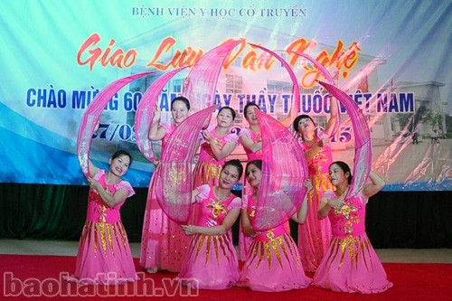 Bệnh viện Y học cổ truyền công diễn các tiết mục đạt giải qua hội thi văn nghệ của đơn vị