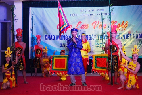 Bệnh viện Y học cổ truyền công diễn các tiết mục đạt giải qua hội thi văn nghệ của đơn vị