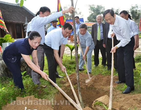 Tặng quà, chúc tết lãnh đạo, CBCNV Huyện ủy, HĐND, UBND huyện Hương Khê, Phó trưởng ban Tổ chức Trung ương Đảng Nguyễn Thanh Bình biểu dương những kết quả mà cán bộ, nhân dân toàn huyện đạt được trong thời gian qua; đồng thời nhấn mạnh, địa phương cần tiếp tục nỗ lực, phấn đấu, triển khai sớm các hoạt động, tạo khí thế thi đua sôi nổi ngay từ những ngày đầu năm mới. * Tết trồng cây năm nay được huyện Đức Thọ tổ chức phát động tại đền Nguyễn Biểu (xã Yên Hồ). Tại lễ phát động, UBND huyện Đức Thọ đã kêu gọi nhân dân, cán bộ, chiến sỹ tích cực hướng ứng tết trồng cây, phấn đấu mỗi người trồng được 5-10 cây lấy gỗ hoặc cây ăn quả; các đơn vị vận động cán bộ tham gia trồng cây ở khuôn viên góp phần xây dựng công sở văn hóa, trồng cây bảo vệ môi trường và phát triển kinh tế vườn… Phát biểu tại buổi lễ, Bí thư Tỉnh uỷ - Chủ tịch UBND tỉnh Võ Kim Cự nhấn mạnh: Thực hiện lời dạy của Bác Hồ, mỗi độ xuân về, phong trào trồng cây lại trở thành nét đẹp truyền thống văn hóa của nhân dân ta, đem lại lợi ích to lớn về kinh tế - xã hội. Để tăng cường khả năng phòng hộ, bảo vệ nguồn nước, giảm nhẹ thiên tai, cải thiện môi trường sống, sau lễ phát động này, đề nghị huyện Đức Thọ và các địa phương trong tỉnh tiến hành phát động phong trào trồng cây rộng rãi với tinh thần, khí thế và hiệu quả cao nhất. Nhân dịp này, Bí thư Tỉnh ủy - Chủ tịch UBND tỉnh Võ Kim Cự đã dâng hương tại đền Nguyễn Biểu, cầu mong cho quốc thái dân an, nhà nhà, người người đều được an bình, hạnh phúc, tỉnh nhà không ngừng phát triển. * Sáng cùng ngày, Phó Bí thư Thường trực Tỉnh ủy Trần Nam Hồng, Phó Chủ tịch HĐND tỉnh Nguyễn Thị Nữ Y tham gia trồng cây đầu năm tại huyện Lộc Hà. Trong đợt này, cán bộ, chiến sỹ, nhân dân Lộc Hà đã tiến hành trồng 13.000 cây xanh các loại. Đây là hoạt động có ý nghĩa nhằm nâng cao ý thức cho người dân tham gia trồng cây gây rừng, bảo vệ môi trường sống, thích ứng với biến đổi khí hậu. * Phát động Tết trồng cây tại thị xã Hồng Lĩnh, Phó Bí thư Tỉnh ủy Lê Thành Long ghi nhận tinh thần ra quân hưởng ứng tích cực và mong muốn cán bộ, nhân dân địa phương tiếp tục đẩy mạnh phong trào trồng cây xanh, chỉnh trang đô thị..., góp phần xây dựng thị xã Hồng Lĩnh ngày càng xanh- sạch - đẹp.