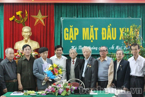 Trưởng Ban Tuyên giáo Tỉnh uỷ Đặng Quốc Vinh tặng hoa chúc mừng các hội viên cao tuổi