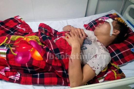 20 đối tượng bịt mặt xông vào nhà dân, đánh trọng thương một thanh niên ảnh 1