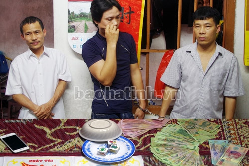 Bắt 3 đối tượng đánh bạc bằng “bầu, cua, tôm, cá” ảnh 1