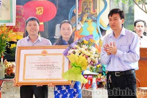 Thừa ủy quyền của Chủ tịch UBND tỉnh Hà Tĩnh, lãnh đạo UBND thị xã Hồng Lĩnh đã trao Bằng công nhận Làng nghề truyền thống rèn đúc Trung Lương cho lãnh đạo phường Trung Lương.