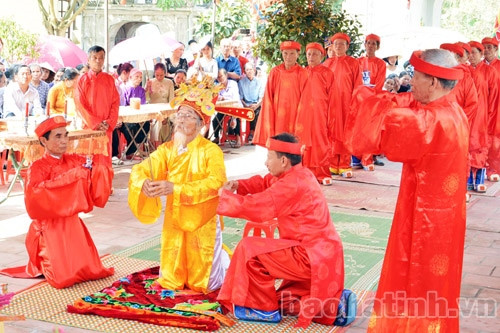 Các cụ cao niên trong làng làm Lễ tế Đức thánh tổ thợ rèn.