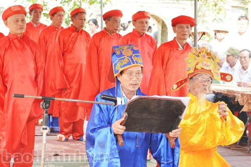 Các cụ cao niên trong làng làm Lễ tế Đức thánh tổ thợ rèn.