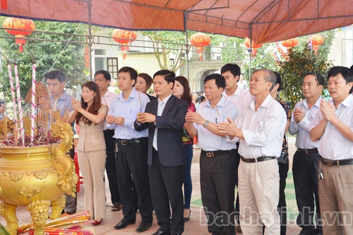 Lãnh đạo T.X Hồng Lĩnh và các CLB nghề rèn dâng hương tri ân vị thủy tổ nghề rèn.