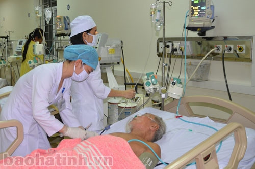 Bệnh nhân được chăm sóc, điều trị tại Khoa Chấn thương - BVĐK Hà Tĩnh.