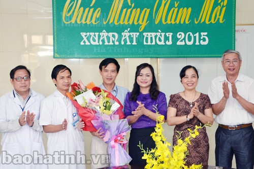 Thường trực HĐND tỉnh chúc mừng Ngày Thầy thuốc Việt Nam ảnh 3