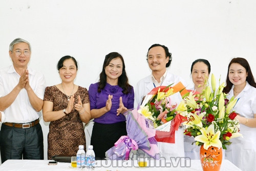 Thường trực HĐND tỉnh chúc mừng Ngày Thầy thuốc Việt Nam ảnh 7