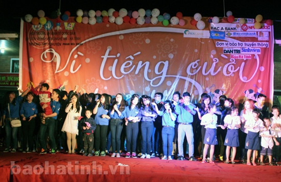 Đêm hội “Vì tiếng cười trẻ thơ” ảnh 1