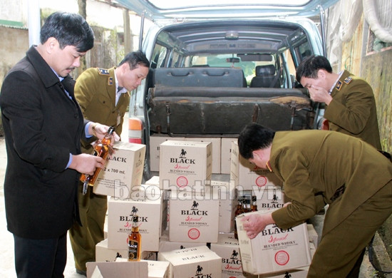 Ngày 17/1, tại bến xe khách TP. Hà Tĩnh, Đội QLTT số 1 (Chi cục QLTT Hà Tĩnh) đã tiến hành lập biên bản thu giữ 240 chai rượu ngoại nhập lậu từ Lào về.