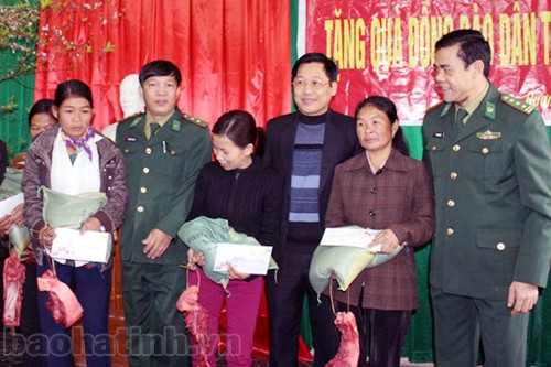 Lãnh đạo Bộ đội Biên phòng Hà Tĩnh trao quà cho bà con dân tộc Chứt, ở bản Rào Tre, xã Hương Liên, huyện Hương Khê. Lãnh đạo Bộ đội Biên phòng Hà Tĩnh trao quà cho bà con dân tộc Chứt, ở bản Rào Tre, xã Hương Liên, huyện Hương Khê.