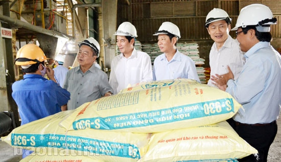 ... và nói chuyện với cán bộ, CNV Công ty CP Thức ăn chăn nuôi gia súc Thiên Lộc