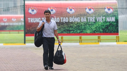 Trợ lý Công Minh có mặt rất sớm để hướng dẫn các tuyển thủ về nơi ăn ở. Vào chiều nay, sau khi đội tuyển họp thì thầy trò HLV Miura sẽ ra sân tập ngay