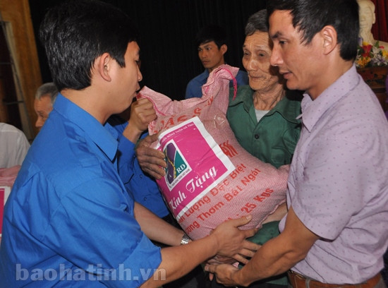 ĐTN Agribank Hà Tĩnh trao quà cho gia đình khó khăn ảnh 1