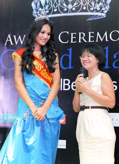 Nhà báo Tố Oanh (phải), đại diện của tổ chức "Ước mơ của Thúy", cùng Hương Giang chia sẻ trăn trở về những bệnh nhi nghèo mắc bệnh ung thư.