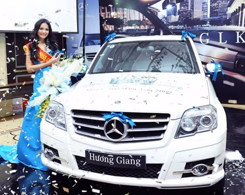 Cũng trong đêm này, Hương Giang được trao tặng chiếc xe Mercedes Benz GLK 4Matic vì những đóng góp của cô cho nhiều hoạt động.