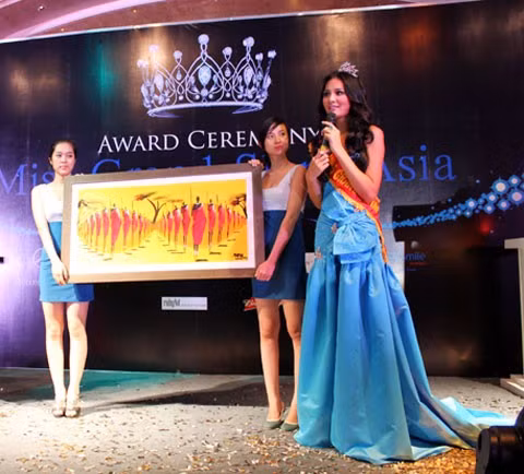 Tại buổi đấu giá từ thiện sau lễ trao tặng, Miss Grand Slam 2009 Hương Giang giới thiệu bức tranh "Vòng tay Miss World", một bức tranh miêu tả những thổ dân Nam Phi có chữ ký của 81 Hoa hậu các nước trên thế giới. Đây là sáng kiến của Hương Giang nằm giúp các bệnh nhi mắc bệnh hiểm nghèo khi cô có cơ hội tham gia cuộc thi nhan sắc lớn nhất thế giới vào năm 2009.