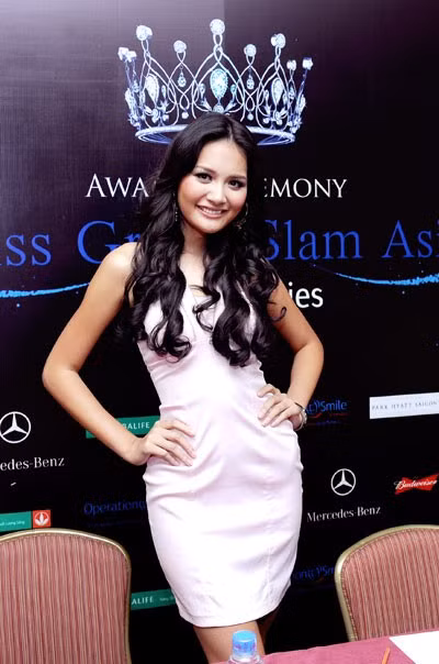 Trước khi dự buổi lễ nhận vương miện Miss Grand Slam Asia, Hương Giang tham gia buổi họp báo công bố sự kiện này với sự góp mặt của đại diện tổ chức Global Beauties. Vẻ tự tin và xinh tươi của Hoa hậu thu hút mọi ánh nhìn.