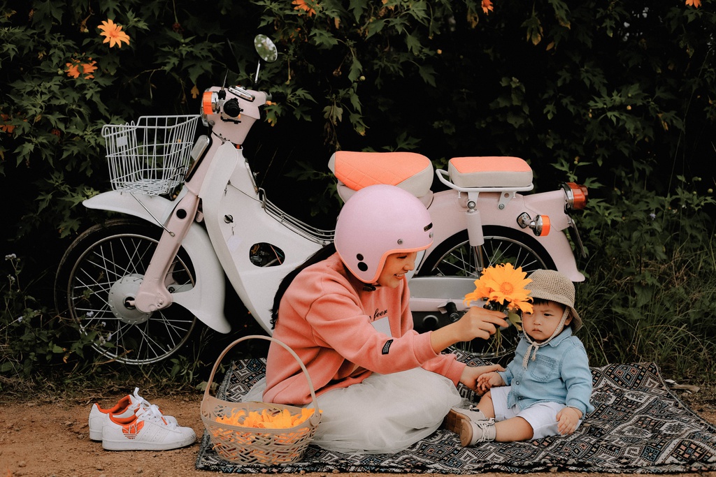 Giới trẻ check-in mùa hoa dã quỳ ở Đà Lạt