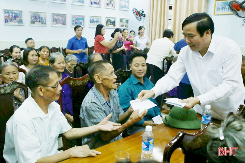 Phó Trưởng Ban Thường trực Ban Tổ chức Trung ương dâng hương tại Ngã ba Đồng Lộc