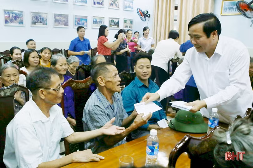 Phó Trưởng Ban Thường trực Ban Tổ chức Trung ương dâng hương tại Ngã ba Đồng Lộc